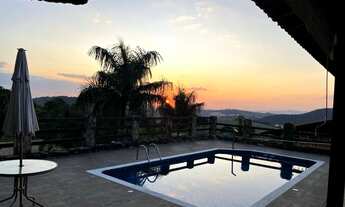 Imagem: Imponente casa em condomínio à venda em