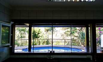 Imagem 3: Casa de Luxo em Condomínio: 4 Quartos, 4 Suítes, 4 Salas, 6 Banheiros, 5 Vagas de Garagem