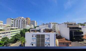 Imagem: Flat com 1 quarto, varanda e vista livre