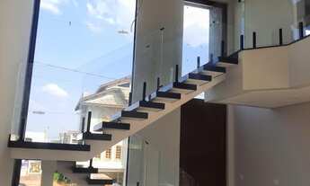 Imagem 2: Casa de luxo em condomínio: 3 quartos, 3 suítes, 2 salas, 4 banheiros, 2 vagas, 224,23 m²