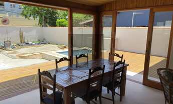 Imagem 2: Casa à venda em Ubatuba-SP, 3 quartos, 1 suíte, 2 salas, 3 banheiros e 140m² de área na Ba