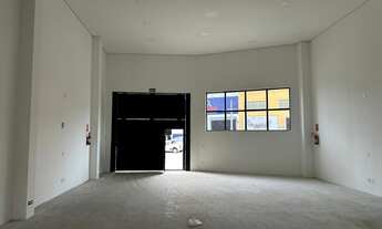 Imagem 4: Salão com 3 WCs. (sendo 2 para deficiente), Mezanino, área externa e copa. Excelente local