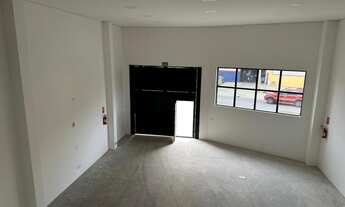 Imagem 7: Salão com 3 WCs. (sendo 2 para deficiente), Mezanino, área externa e copa. Excelente local