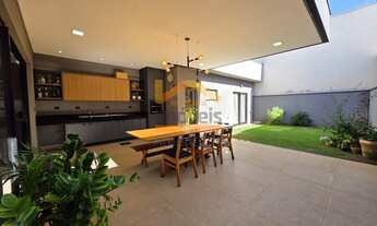 Imagem 6: Casa de Alto Padrão em Condomínio - 3 quartos, 1 suíte, 2 salas, 4 banheiros, 4 vagas, 216