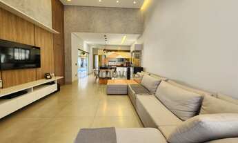 Imagem 3: Casa de alto padrão em condomínio - 3 quartos, 3 suítes, 3 salas, 4 banheiros e 4 vagas de