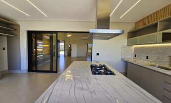 Imagem 7: Casa de alto padrão em condomínio: 3 quartos, 3 suítes, 2 salas, 2 banheiros, 2 vagas na F