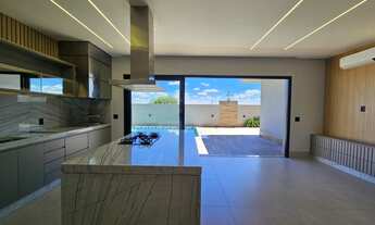 Imagem 3: Casa de alto padrão em condomínio: 3 quartos, 3 suítes, 2 salas, 2 banheiros, 2 vagas na F