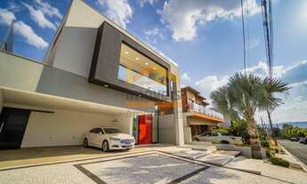 Imagem: Casa de alto padrão com 3 suítes e 4 vagas