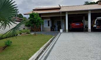 Imagem 1: Casa à venda em Joinville-SC: 4 quartos, 1 suíte e 284m² no bairro Espinheiros!