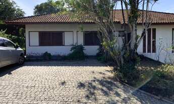 Imagem 4: Residência no bairro Saguaçu, com três dormitórios, três vagas de garagem e amplo espaço e