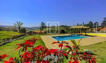 Imagem: Chácara com piscina à venda próxima à