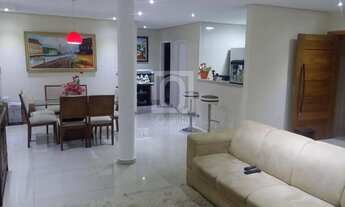 Imagem: Casa com piscina e espaço gourmet à venda