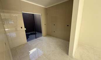 Imagem 3: Sobrados em fase inicial de construção, com três quartos, sala, cozinha e banheiro, com po