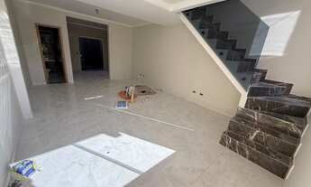 Imagem 2: Sobrados em fase inicial de construção, com três quartos, sala, cozinha e banheiro, com po