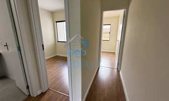 Imagem 6: Sobrados em fase inicial de construção, com três quartos, sala, cozinha e banheiro, com po