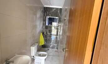 Imagem 5: Sobrados em fase inicial de construção, com três quartos, sala, cozinha e banheiro, com po