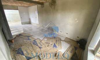 Imagem 3: Sobrados em fase inicial de construção à venda na região do Vitória Régia, com três quarto