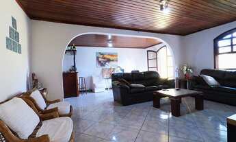 Imagem 7: Sobrado a venda no bairro Cajuru, com 04 quartos sendo uma suíte no térreo, 02 vagas de ga