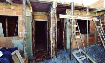 Imagem 2: Casa à venda no Campo de Santana, com 02 quartos, vaga de garagem e espaço nos fundos com