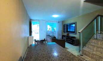 Imagem 7: Sobrado à venda no Vitória Régia CIC, com 03 quartos, espaço nos fundos com churrasqueira