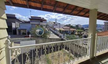 Imagem 2: Casa duplex com 190m², localizada no centro da cidade, com 3 quartos (sendo 1 suíte), vara