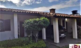 Imagem 7: Casa confortável, cozinha com armários planejados, edícula com dorm e wc