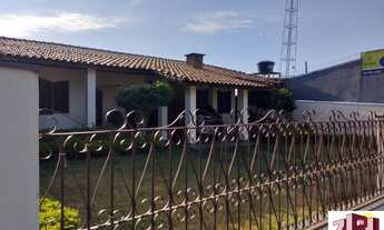 Imagem 3: Casa confortável, cozinha com armários planejados, edícula com dorm e wc