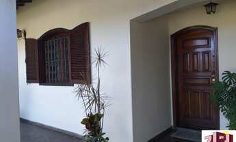 Imagem 4: Casa confortável, cozinha com armários planejados, edícula com dorm e wc