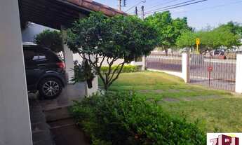 Imagem 2: Casa confortável, cozinha com armários planejados, edícula com dorm e wc