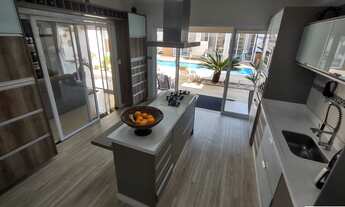 Imagem 2: CASA ALTO PADRÃO, EM CONDOMÍNIO FECHADO, COM 05 DORMITÓRIOS, SENDO 3 SUITES, PISCINA, SAUN