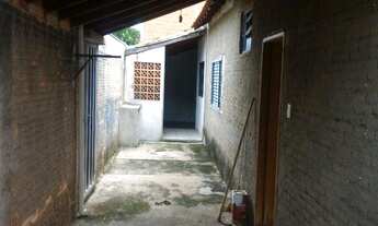 Imagem: 4 dormitórios, 2 banheiro, 2 vagas na garagem