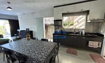 Imagem: Casa com 3 Quartos e 2 banheiros à Venda