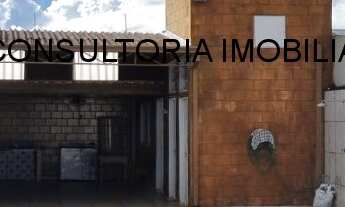 Imagem 4: Vede-se casa com 2 piscinas