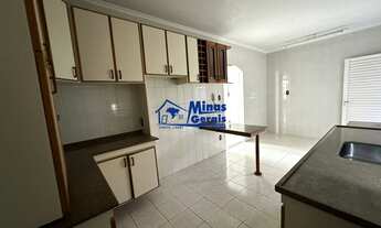 Imagem 6: Casa com Terreno de 300m², Suíte com Banheira e Churrasqueira!!