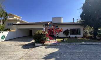 Imagem: Imponente residência em condomínio à