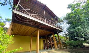 Imagem: Cada de madeira com 3 quartos sendo 1 suíte