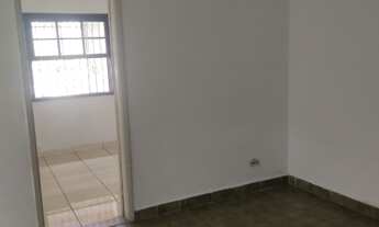 Imagem 2: Localizada em rua estratégica do bairro, tranquila, com acessos as principais vias. Próxim