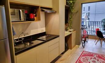 Imagem 2: Condomínio Edição Jardins Studio com pé direito duplo. Possui móveis embutidos da Idelli