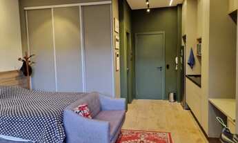 Imagem 5: Condomínio Edição Jardins Studio com pé direito duplo. Possui móveis embutidos da Idelli