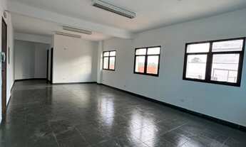 Imagem 3: Sala comercial com 50 mts, 2 banheiros e 2 vagas pronta para locação. Agenda uma visita co