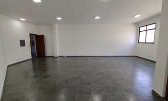 Imagem 4: Sala espaçosa com 58 mts, reformada com 2 banheiros e 2 vagas. Bem localizada. Agenda uma