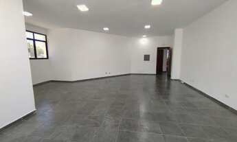 Imagem 7: Sala espaçosa com 58 mts, reformada com 2 banheiros e 2 vagas. Bem localizada. Agenda uma