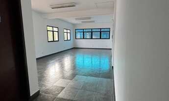 Imagem 4: Sala comercial com 50 mts, 2 banheiros e 2 vagas pronta para locação. Agenda uma visita co