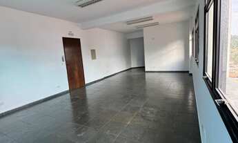 Imagem 2: Sala comercial com 50 mts, 2 banheiros e 2 vagas pronta para locação. Agenda uma visita co