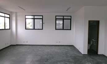Imagem 2: Sala comercial em Cotia, com 2 banheiros e 2 vagas, visita com Rosana 97714-7552
