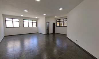 Imagem 2: Sala espaçosa com 58 mts, reformada com 2 banheiros e 2 vagas. Bem localizada. Agenda uma