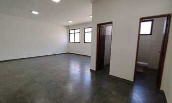 Imagem 3: Sala espaçosa com 58 mts, reformada com 2 banheiros e 2 vagas. Bem localizada. Agenda uma