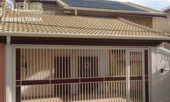 Imagem 3: Casa com 03 dormitórios sendo 01 suite com varanda .Com vista para Pedra Grande . Salas de