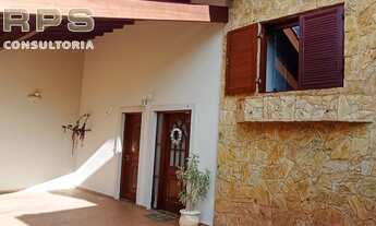 Imagem 4: Casa com 03 dormitórios sendo 01 suite com varanda .Com vista para Pedra Grande . Salas de