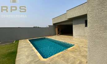 Imagem 2: Casa térrea à venda no bairro Belvedere, próximo ao centro de Atibaia, 3 quartos sendo tod